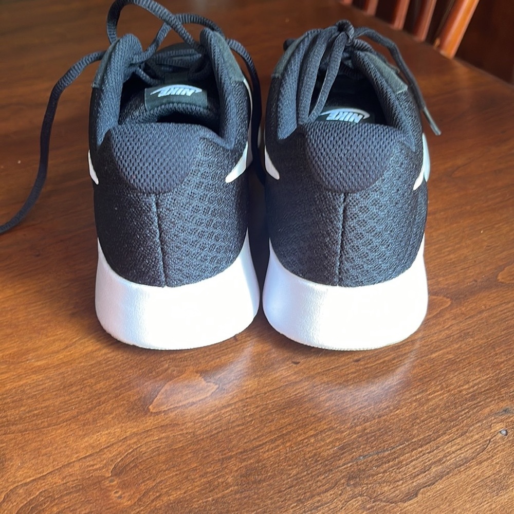 Nike shoes EUC size 9 - Picture 11 of 12